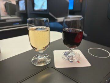 China Airlines Business Class Lounge Taipei Champagner