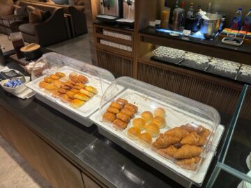 China Airlines Business Class Lounge Taipei Kuchen Croissant