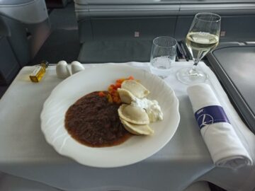 Lot Polish Airlines Business Class Boeing 787 8 Essen Abendessen Hauptspeise