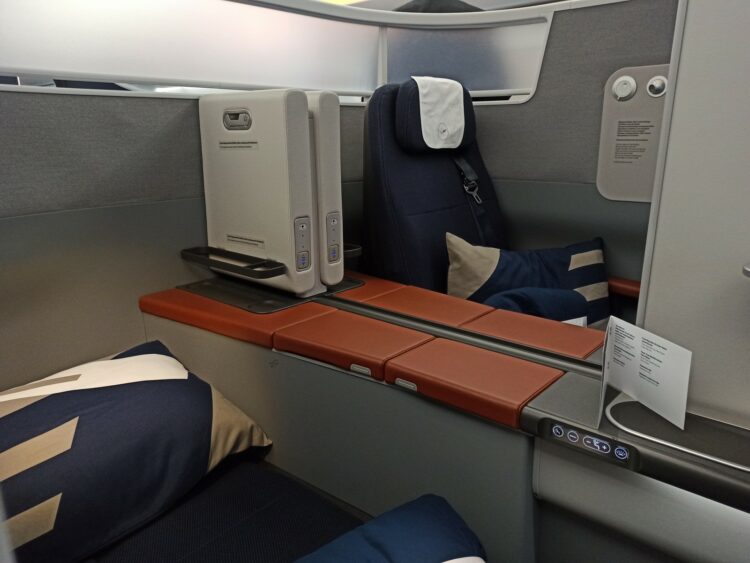 Lufthansa Airbus A350 Allegris Business Class Suite16