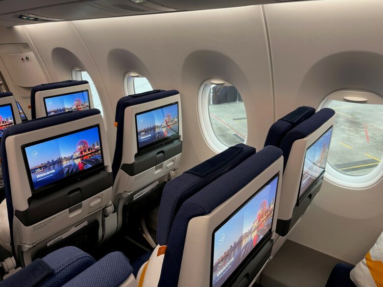 Lufthansa Airbus A350 Allegris Economy Class Fensterreihe Bildschirm