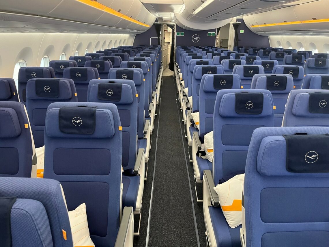 Lufthansa Airbus A350 Allegris Economy Class Kabine Vorderer Teil