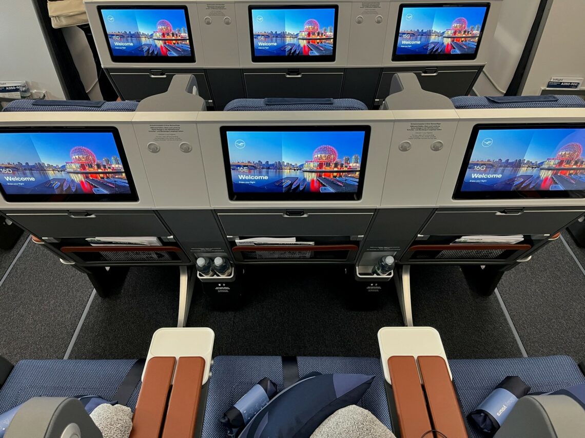 Lufthansa Airbus A350 Allegris Premium Economy Class Bildschirm Mittelreihe
