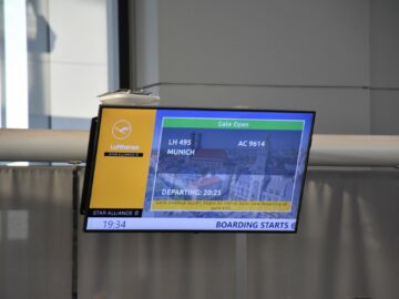 Lufthansa Allegris Business Class Airbus A350 Boarding Gate Bildschirm