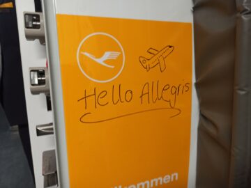 Lufthansa Allegris Business Class Airbus A350 Boarding Gruss Bordwand