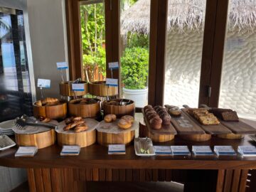 Conrad Maldives Rangali Island Fruehstueck Vilu Croissants