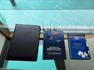 Conrad Maldives Sunrise Water Villa Schreibtisch Utensilien