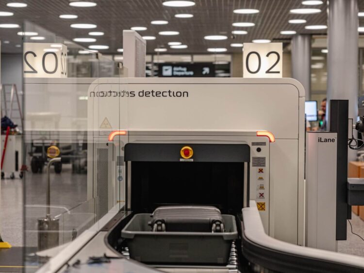 Flughafen Zuerich Sicherheitskontrolle Ct Scanner Handgepaeck Copyright