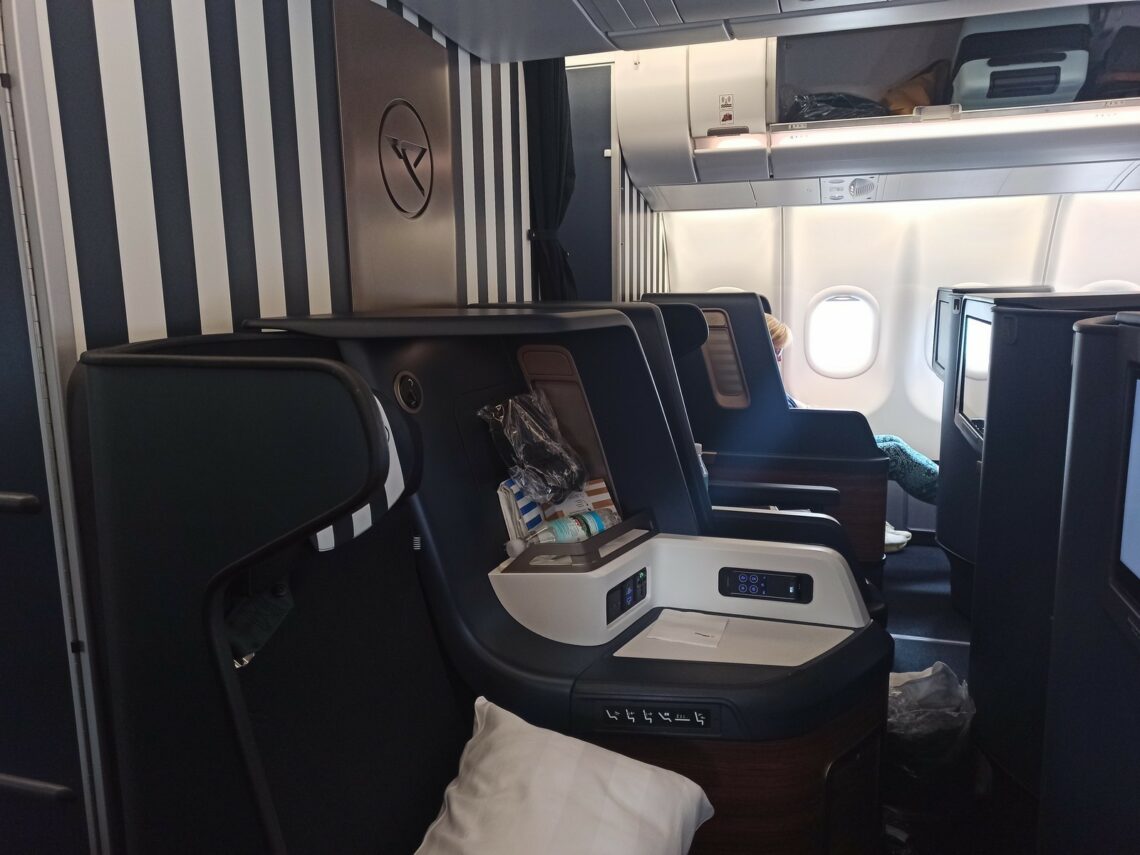 Condor Airbus A330neo Business Class Kabine 2