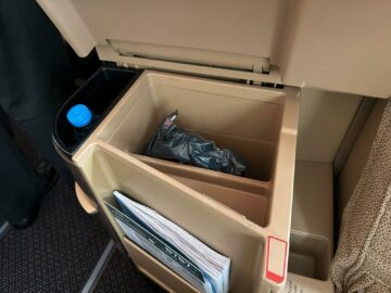 Etihad Airways Business Class Boeing 787 Stauraum Rechts