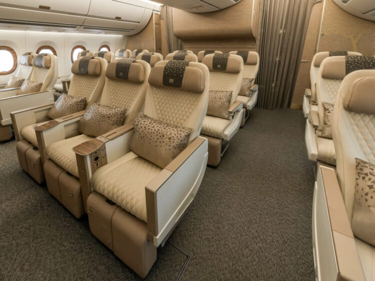 Emirates Airbus A350 900 Premium Economy Class Kabine Vorne