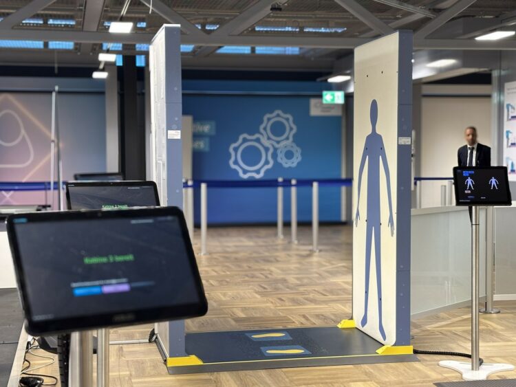 Flughafen Frankfurt Sicherheitskontrolle Passagiere