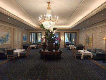 Steigenberger Icon Frankfurter Hof Autorenbar Kronleuchter