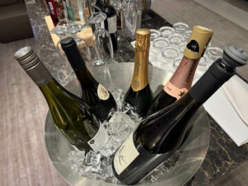 Singapore Airlines Silverkris First Class Lounge Hongkong Champagner