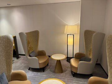Singapore Airlines Silverkris First Class Lounge Hongkong Hohe Sessel