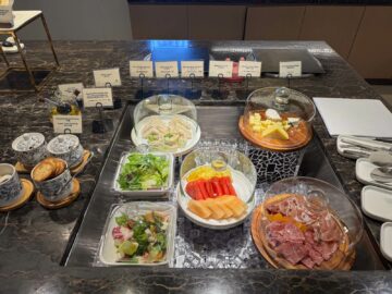 Singapore Airlines Silverkris First Class Lounge Hongkong Kaltes Buffett