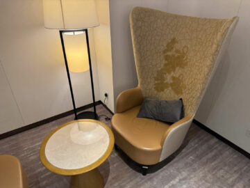 Singapore Airlines Silverkris First Class Lounge Hongkong Sessel2