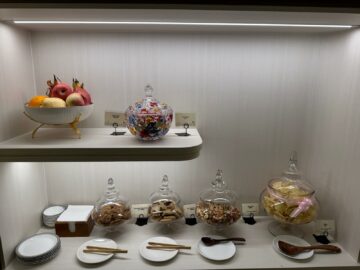 Singapore Airlines Silverkris First Class Lounge Hongkong Snacks