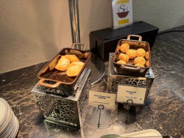 Singapore Airlines Silverkris First Class Lounge Hongkong Snacks2