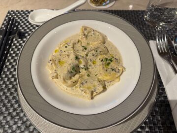 Singapore Airlines Silverkris First Class Lounge Hongkong Tortellini