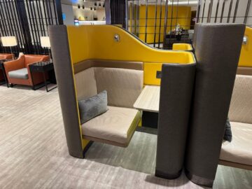 Singapore Airlines Silverkris First Class Lounge Hongkong Workstation2