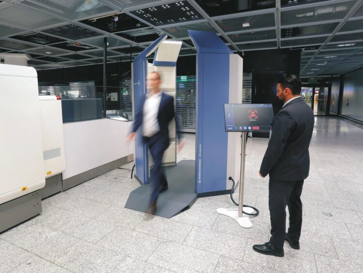 Frankfurt Flughafen Walk Through Scanner Regelbetrieb