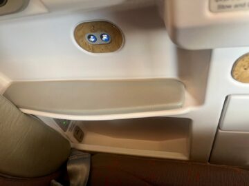 Emirates Boeing 777 300er Business Class Armlehne