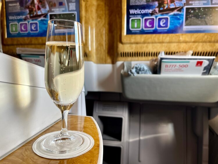 Emirates Boeing 777 300er Business Class Champagner