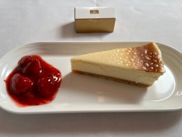 Emirates Boeing 777 300er Business Class Cheesecake