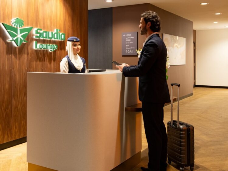 Saudia London Heathrow Terminal 4 Lounge Rezeption Copyright