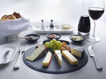 Emirates First Class Kaesebrett Copyright