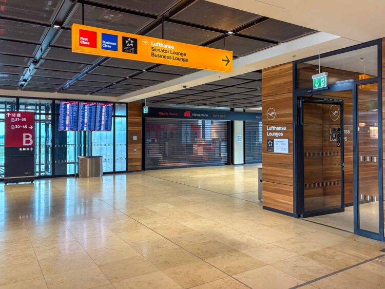 Lufthansa Senator Lounge Berlin Wegweiser
