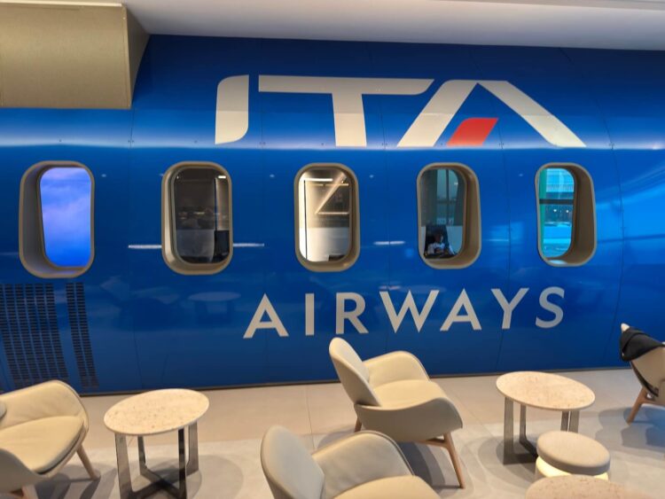 Ita Airways Runway Lounge Mailand Linate Flugzeug Aussen