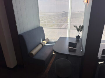 American Express Centurion Lounge Tokyo Haneda Sitzbank Fenster