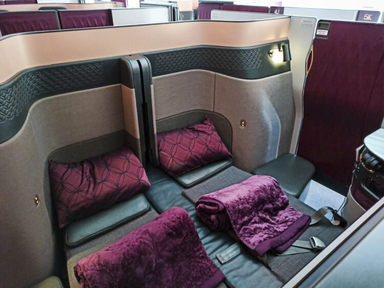 Qatar Airways Qsuite B777 300er Corona Doppelbett Seitlich 2