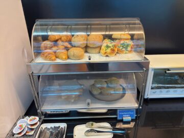 Singapore Airlines Silverkris Lounge Taipei Taoyuan Bread