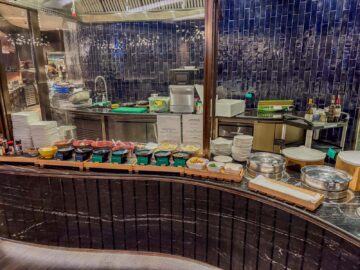 Singapore Airlines Silverkris Business Class Lounge Terminal 3 Singapur Food Station Hinten