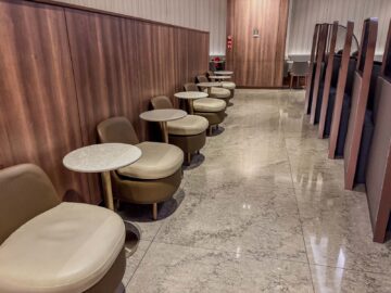 Singapore Airlines Silverkris Business Class Lounge Terminal 3 Singapur Sitze Gang