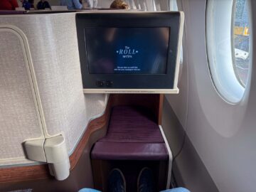Thai Airways Airbus A350 900 Royal Silk Business Class Fensterplatz Screen Fußablage
