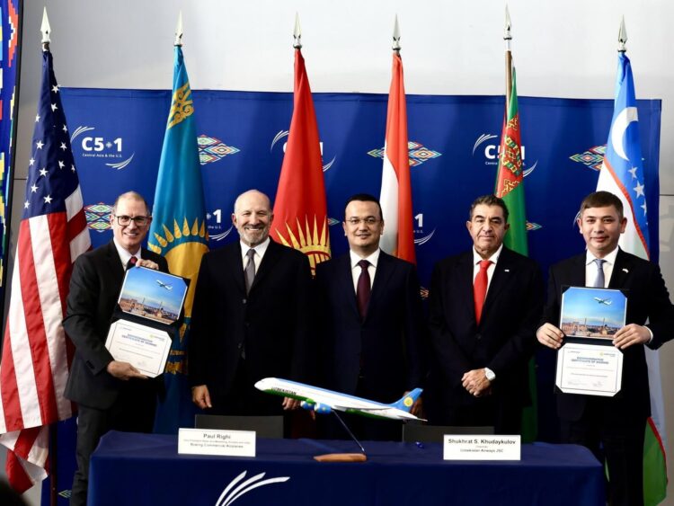 Boeing Uzbekistan Airways Unterschrift Copyright