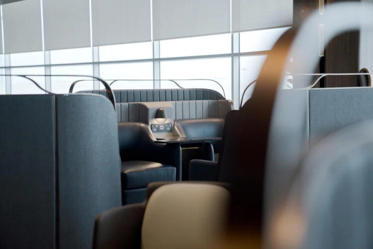Singapore Airlines First Class Silverkris Lounge Terminal 2 Singapur Sitzbereich Copyright