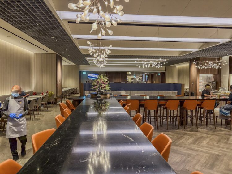 Singapore Airlines Silverkris Business Class Lounge Terminal 3 Singapur Essen Barhocker Sitze Tische