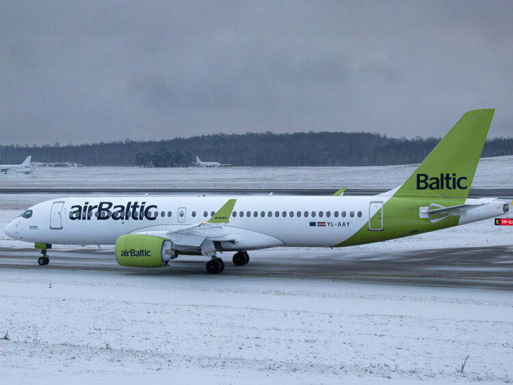 Airbaltic Airbus A220 Flugzeug Unsplash