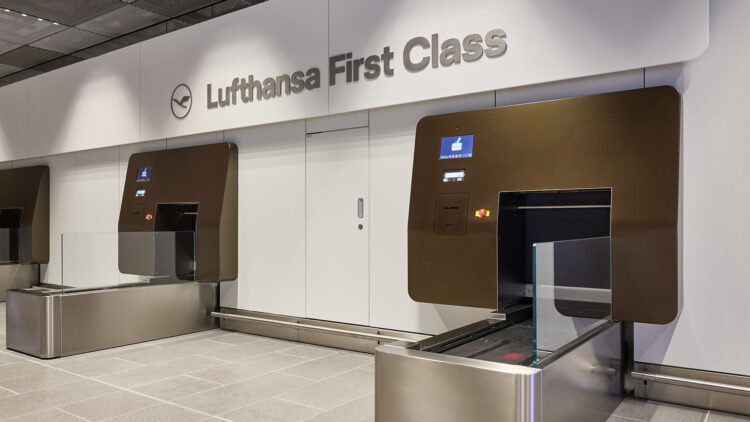 Lufthansa Premium Check In Bereich Gepaeckabgabe Frankfurt Copyright