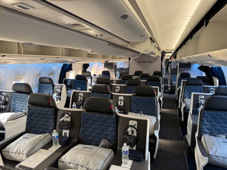 Delta Air Lines Boeing 767 300 Delta One Business Class Thompson Vantage Kabine