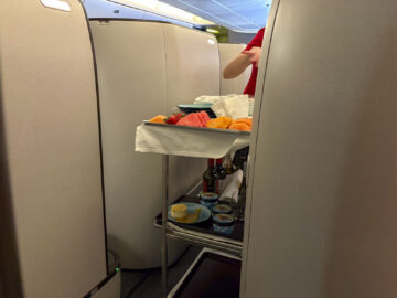 Cathay Pacific Boeing 777 300 Aria Suite Business Class Dessert Wagen 2