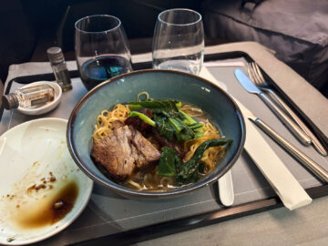 Cathay Pacific Boeing 777 300 Aria Suite Business Class Essen Hauptgang