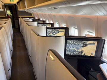 Cathay Pacific Boeing 777 300 Aria Suite Business Class Kabine 4