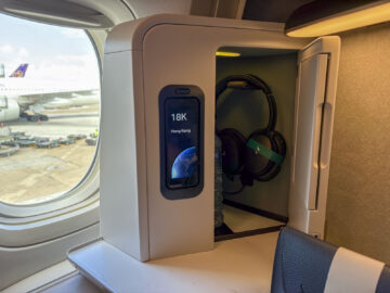 Cathay Pacific Boeing 777 300 Aria Suite Business Class Kopfhoerer