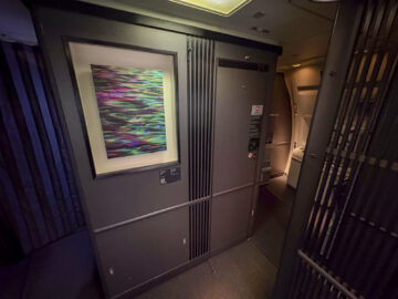 Cathay Pacific Boeing 777 300 Aria Suite Business Class Kunst Galley